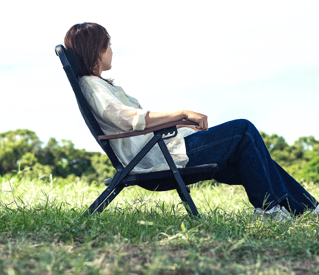 背もたれのリクライニング角度は、アーム部分で簡単に調整可能