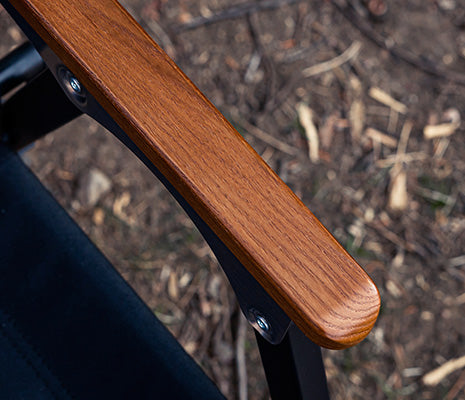 木の温もりを感じられる天然木(アッシュ)の肘掛け