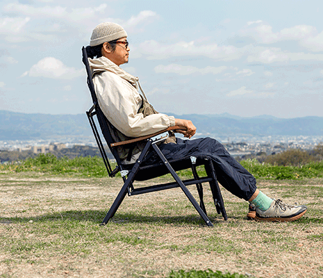 背もたれのリクライニング角度は、アーム部分で簡単に調整可能