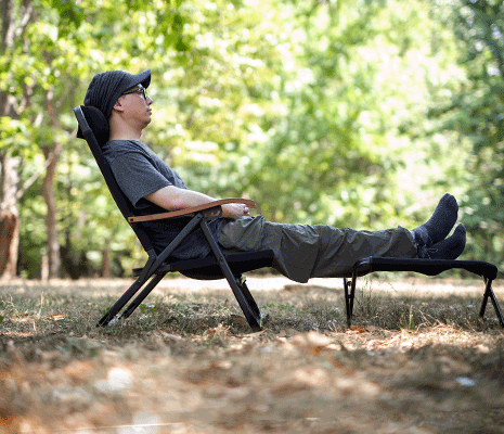 チェアのリクライニング機能と合わせればさらに快適に