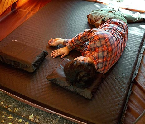 野外にいることを忘れる、自宅のような寝心地のマット