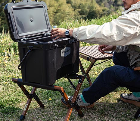クーラーの保冷力をキープ。シーンを選ばない木製クーラースタンド