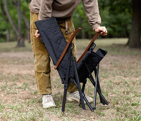 設営の際はフレームを広げて上部レバーを上から押してロック、収納する際は上部レバーを引いてロックを外し、フレームを畳むだけ