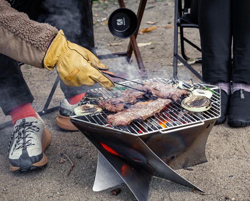 人気のコンパクト焚火台「六花」にBBQにうってつけのステンレス網が登場!