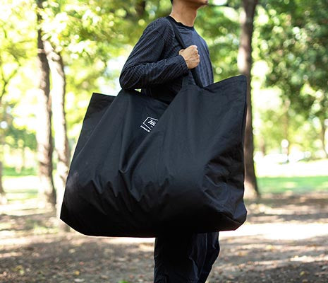 収納も持ち運びもしやすい大型トートバッグ付き