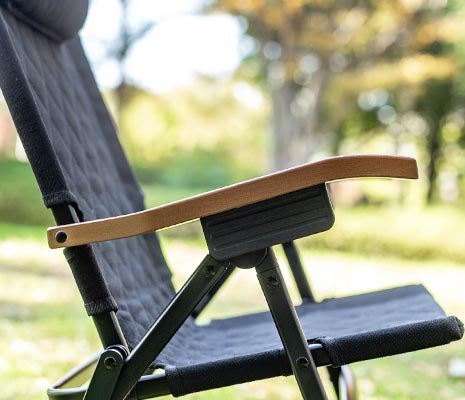 クライマックスローチェアの肘置きの曲線美はそのままに、キッズ用に新たに設計した肘置き