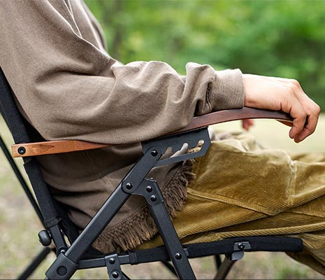 木の柔らかさが心地よく、ストレスの無い肘置き