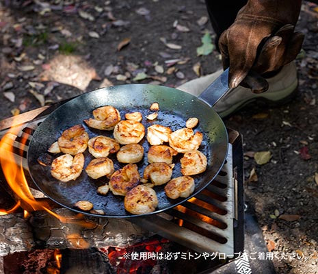 ワイルドに調理が楽しめる焚き火フライパン