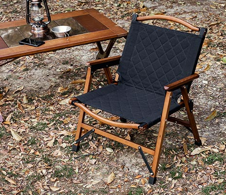 キルト加工生地を採用したウッドフレームチェア。温かみのある天然木フレームと、ダイヤ柄のキルトが上質な空間を演出