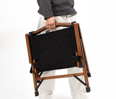 組み立てた状態でも、折りたたみチェアのように持ち運ぶことが可能