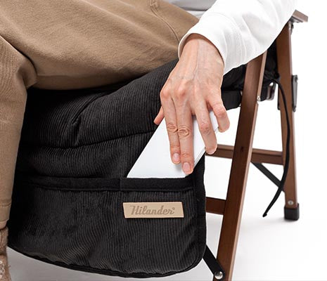 スマートフォンや本など、小物を入れておける小物ポケット付き