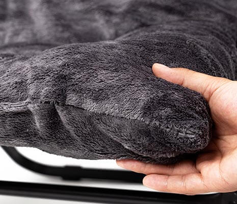 中綿をたっぷり600g詰め込みました。厚み最大10cmで、底付き感がありません